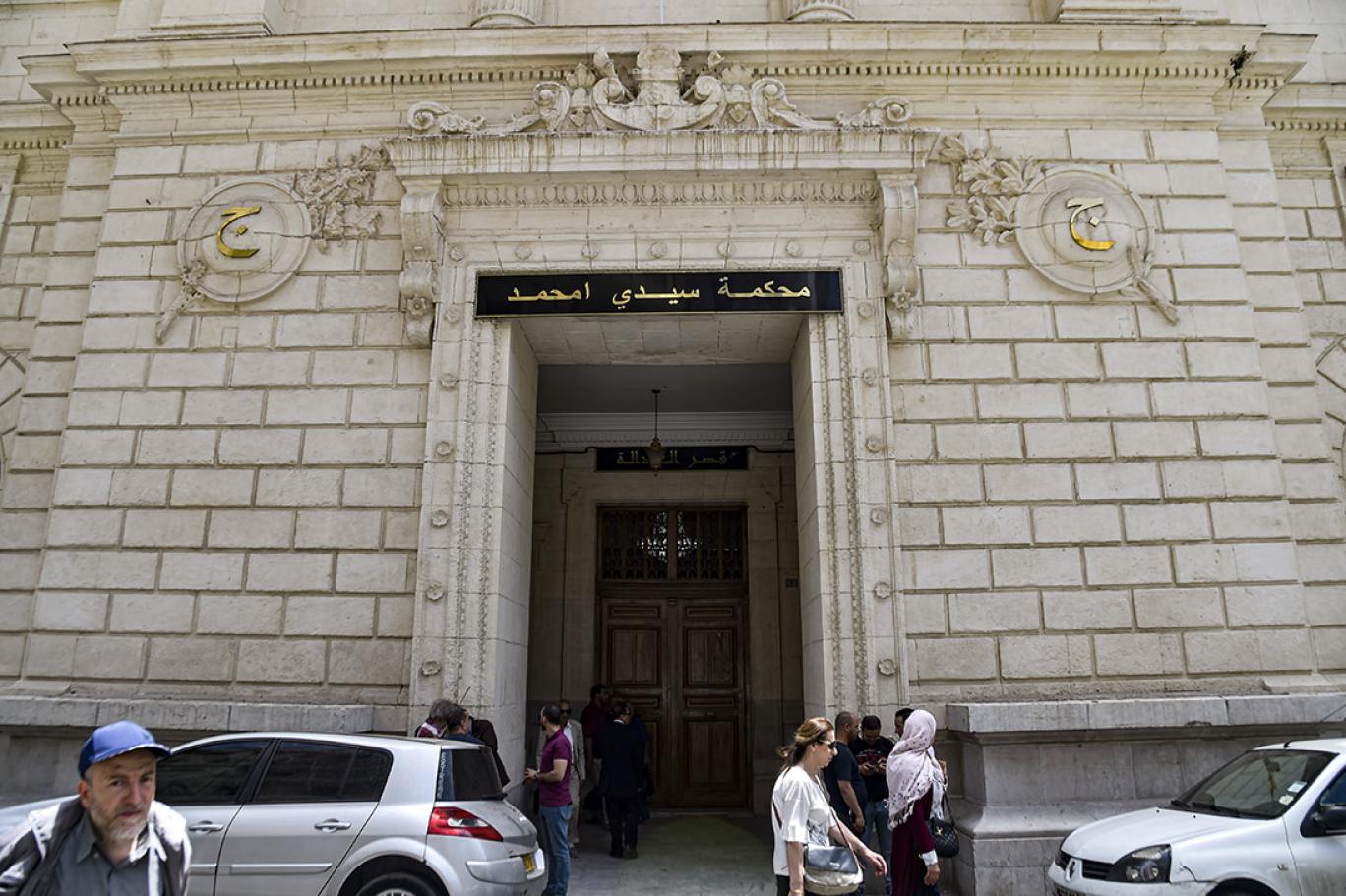محكمة سيدي أمحمد تعالج قضية جماعة إجرامية متورطة في الاتجار بالمخدرات