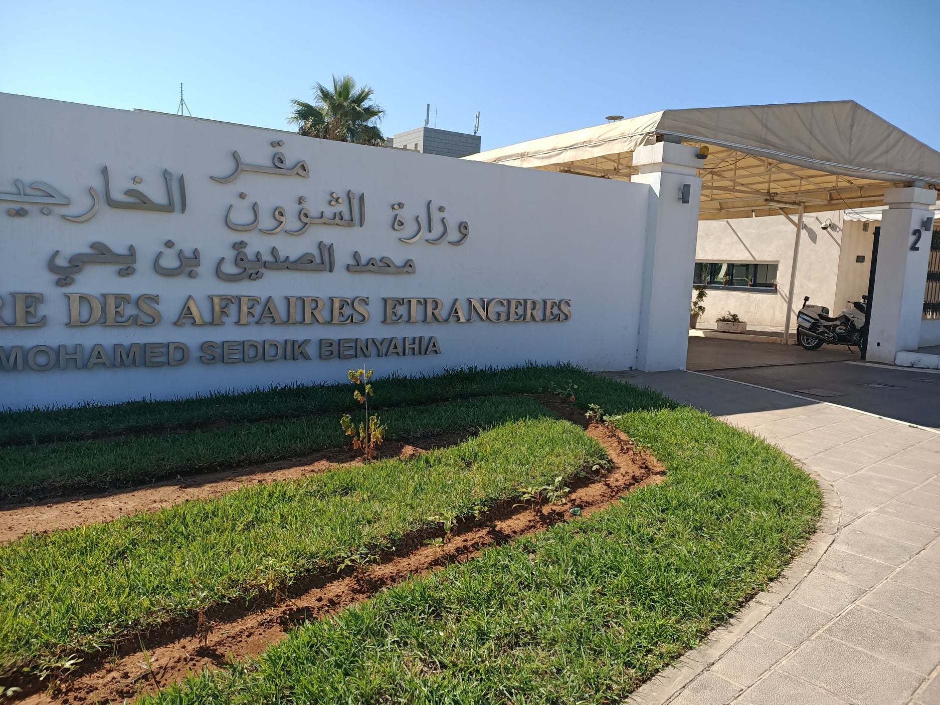 الجزائر تسحب كافة بطاقات امتياز الدخول إلى الموانئ والمطارات التي كانت ممنوحة لسفارة فرنسا بالجزائر