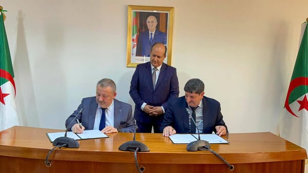 بالصور.. غريب يشرف على توقيع اتفاقية شراكة بين مجمّع “سيجيت” الإيطالي ومؤسسة “سيبلاست”