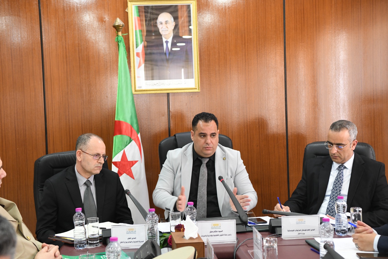أعضاء لجنة الشؤون القانونية والإدارية والحريات يستمعون إلى ممثلين عن وزارة النقل..