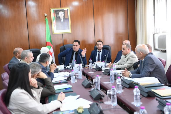 أعضاء لجنة الشؤون القانونية والإدارية والحريات، يدرسون احكام مشروع القانون المتعلق بالتعبئة العامة…