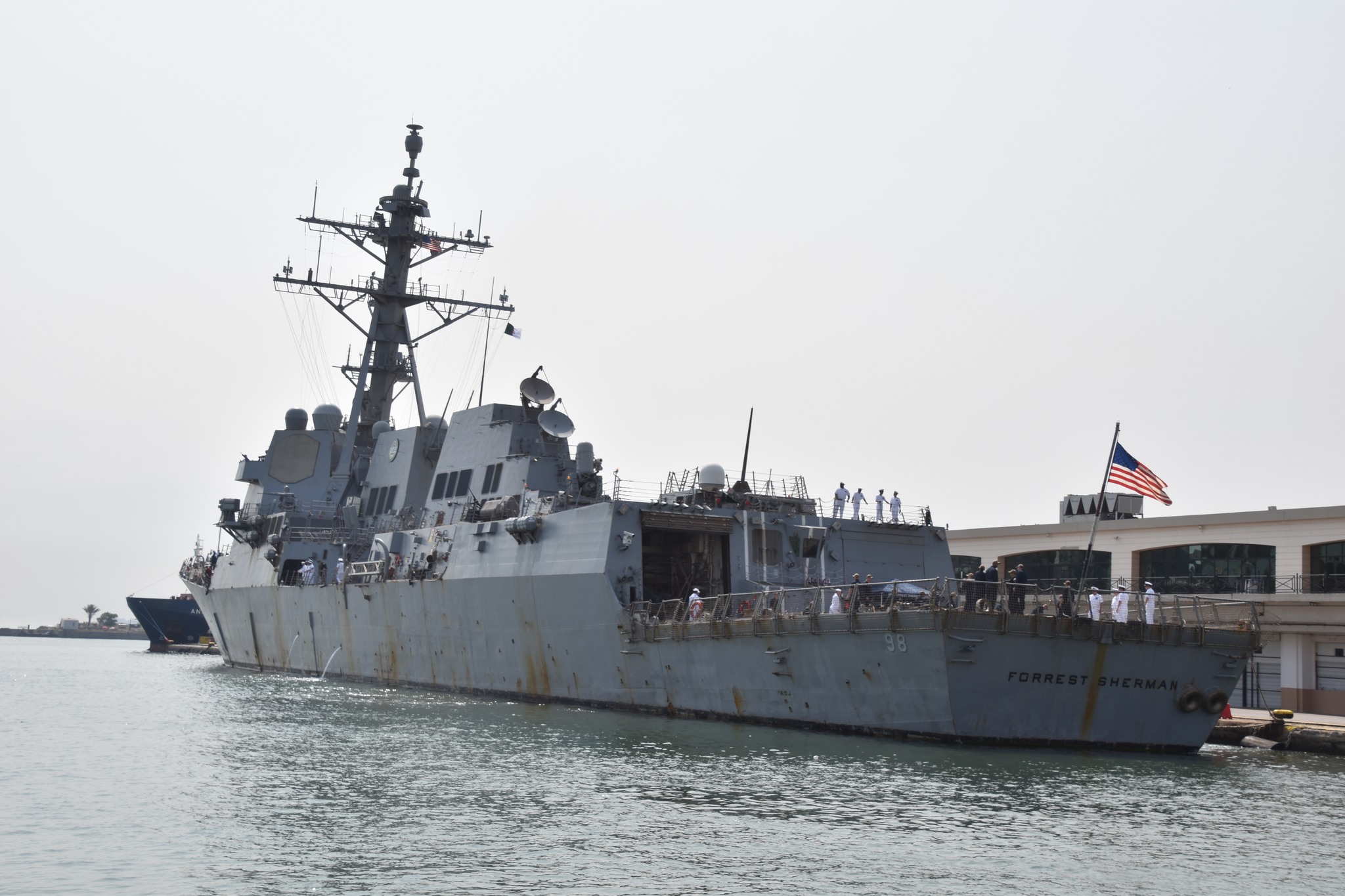 المدمرة الأمريكية ” USS FORREST SHERMAN (DDG-98)” ترسو بميناء الجزائر