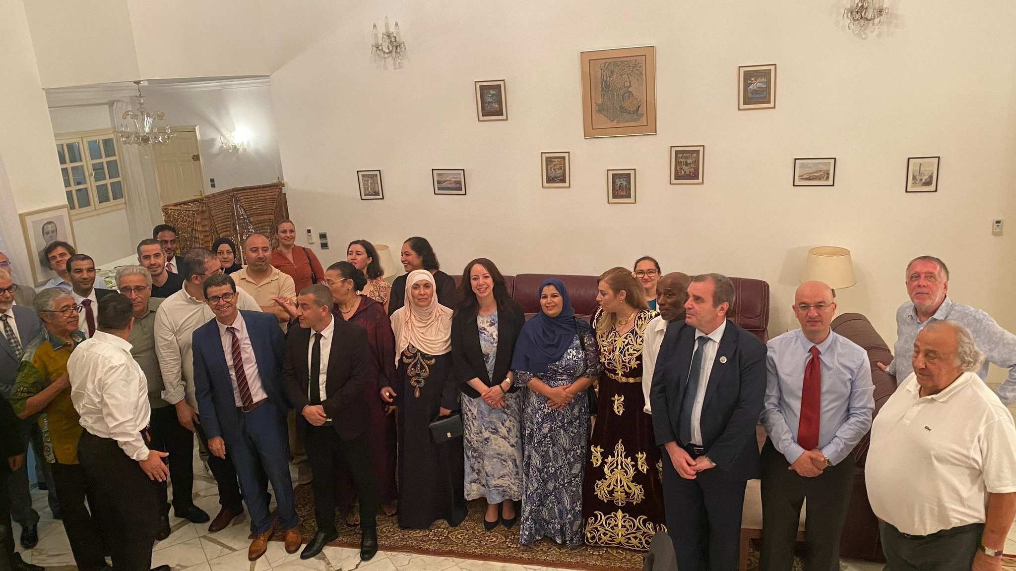 منصوري تلتقي أفراد الجالية بالغابون