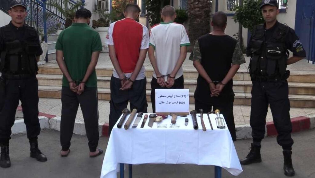 الإطاحة بعصابة أحياء وحجز أسلحة بيضاء محظورة بالعاصمة