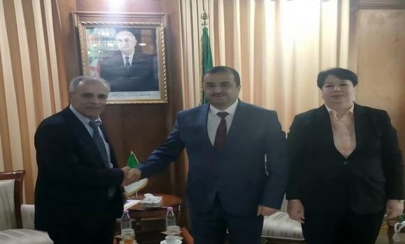 عرقاب يستقبل مبتكر “الحقيبة الشمسية” ويؤكد دعم الكفاءات الوطنية
