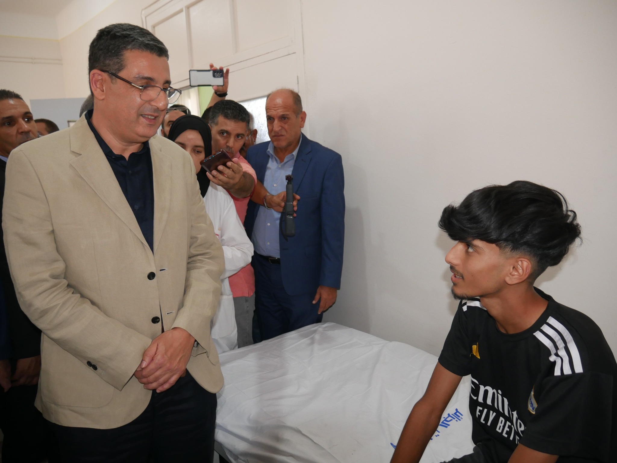 وزير الصحة يتفقد مصابي حادثة عضة الكلب بأم البواقي
