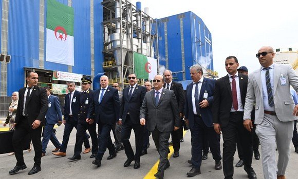 الوزير الأول يعاين أشغال الشطر الثاني من مشروع نهائي الحاويات بميناء جن-جن