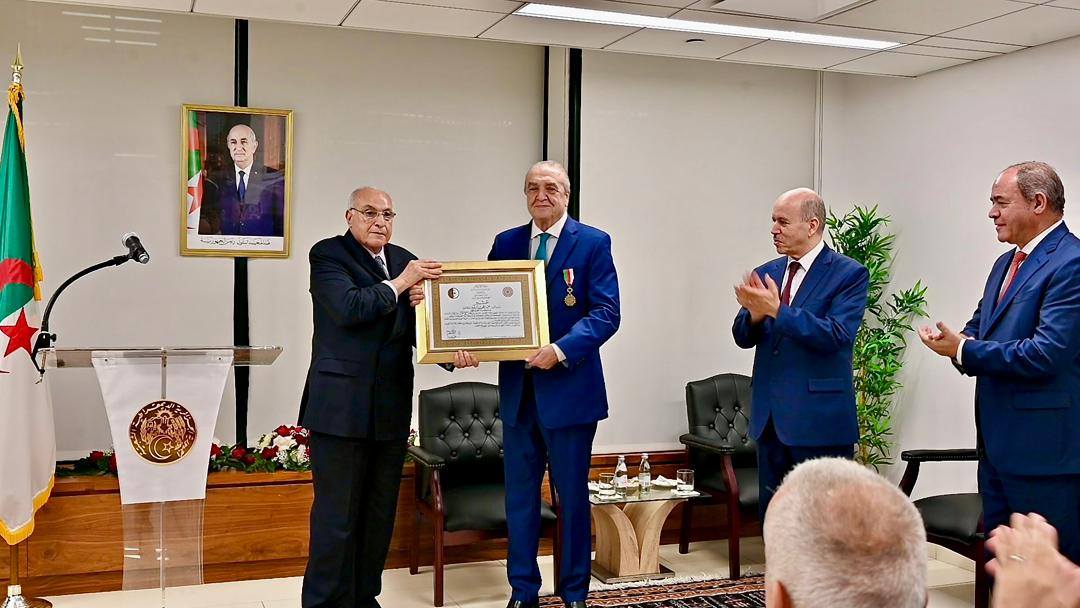 عطاف يشرف بنيويورك على مراسم توشيح السفير بن جامع بوسام بدرجة عشير من مصف الاستحقاق الوطني